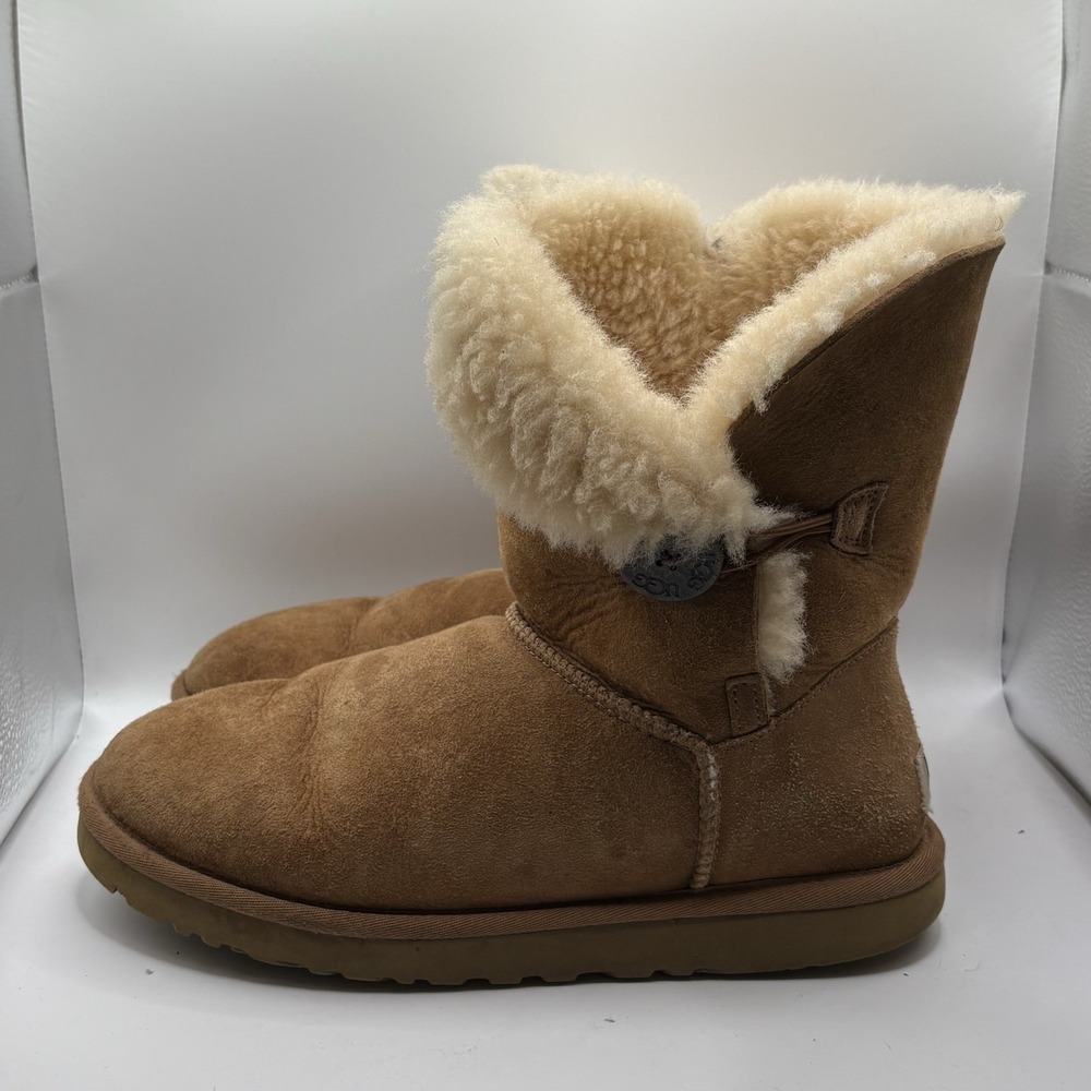 UGG Australia Bailey Button Suede Boots Size 8 Chestnut Brown Read